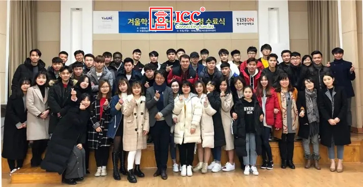 Du học sinh Việt Nam tham gia lễ tốt nghiệp lớp tiếng Hàn tại trường Jeonju Vision College