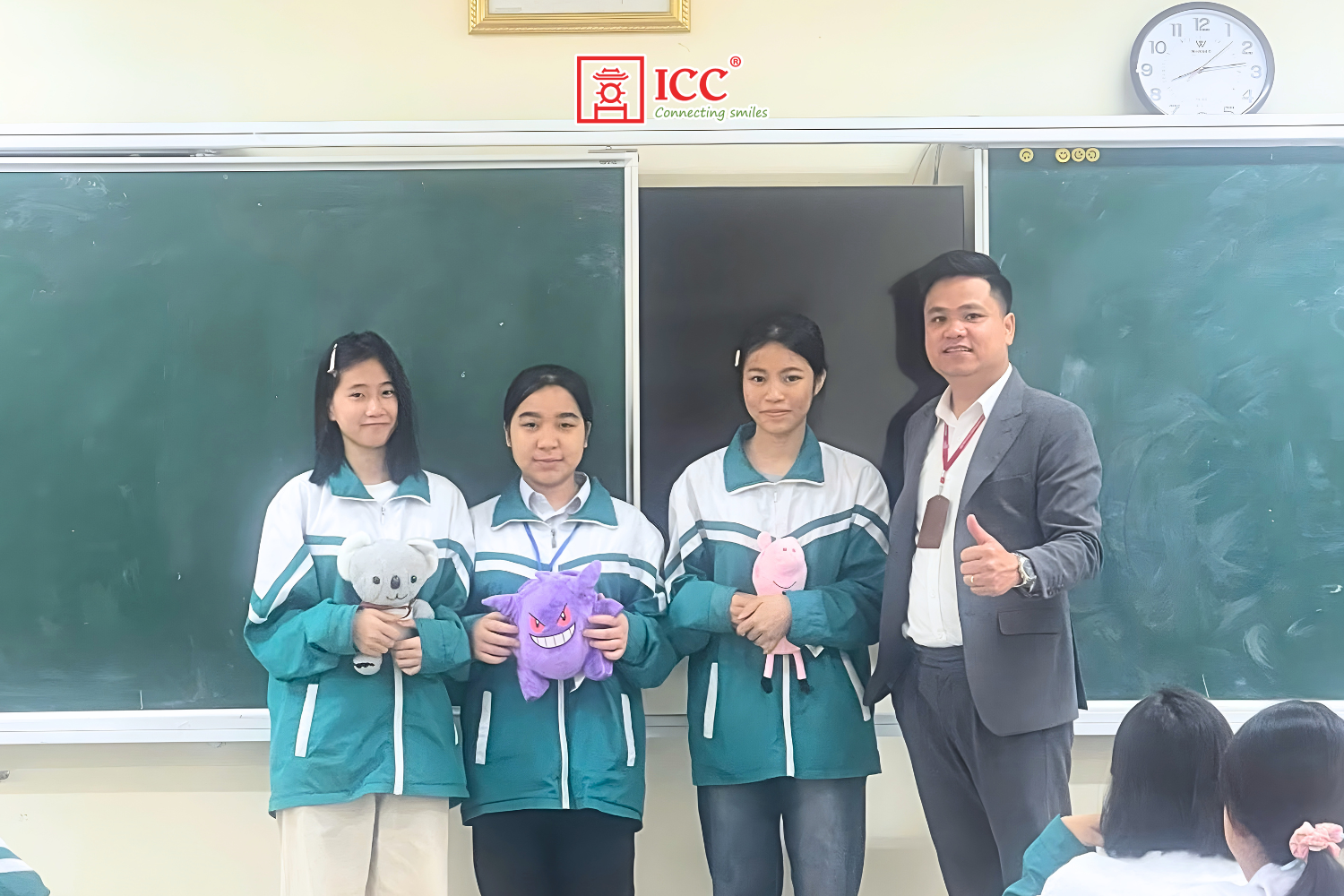 ICC-group-huong-nghiep-tai-THPT-Tong-Van-Tran-trao-qua