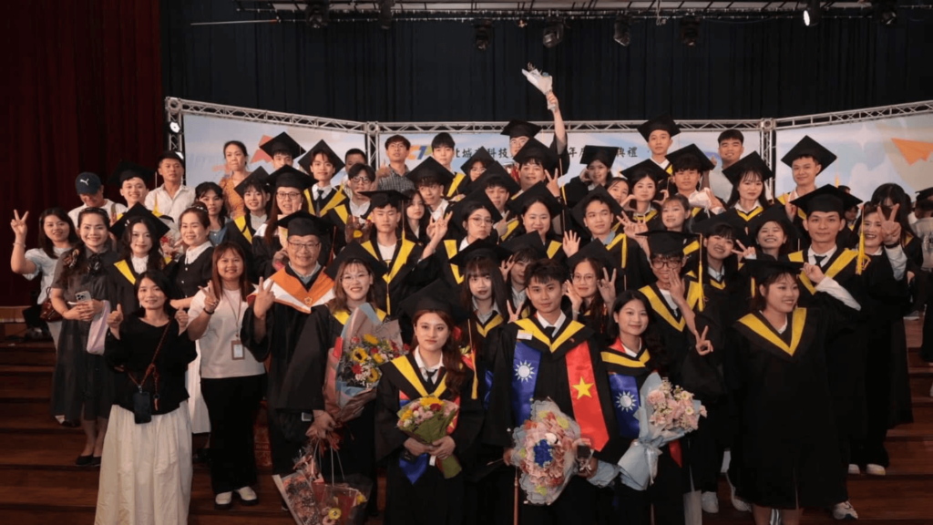 Le-tot-nghiep-tai-Dai-hoc-Khoa-hoc-Cong-nghe-Thanh-pho-Dai-Bac